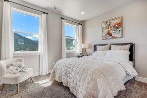 4 Schlafzimmer, Schreibtisch, Bügeleisen/Bügelbrett, Reisekinderbett