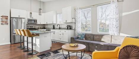 Refrigerador, microondas, horno y parrilla de estufa