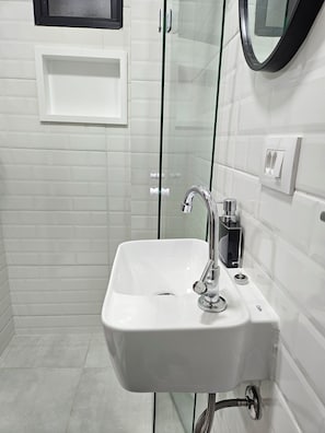 Douche, serviettes fournies, savon, papier toilette