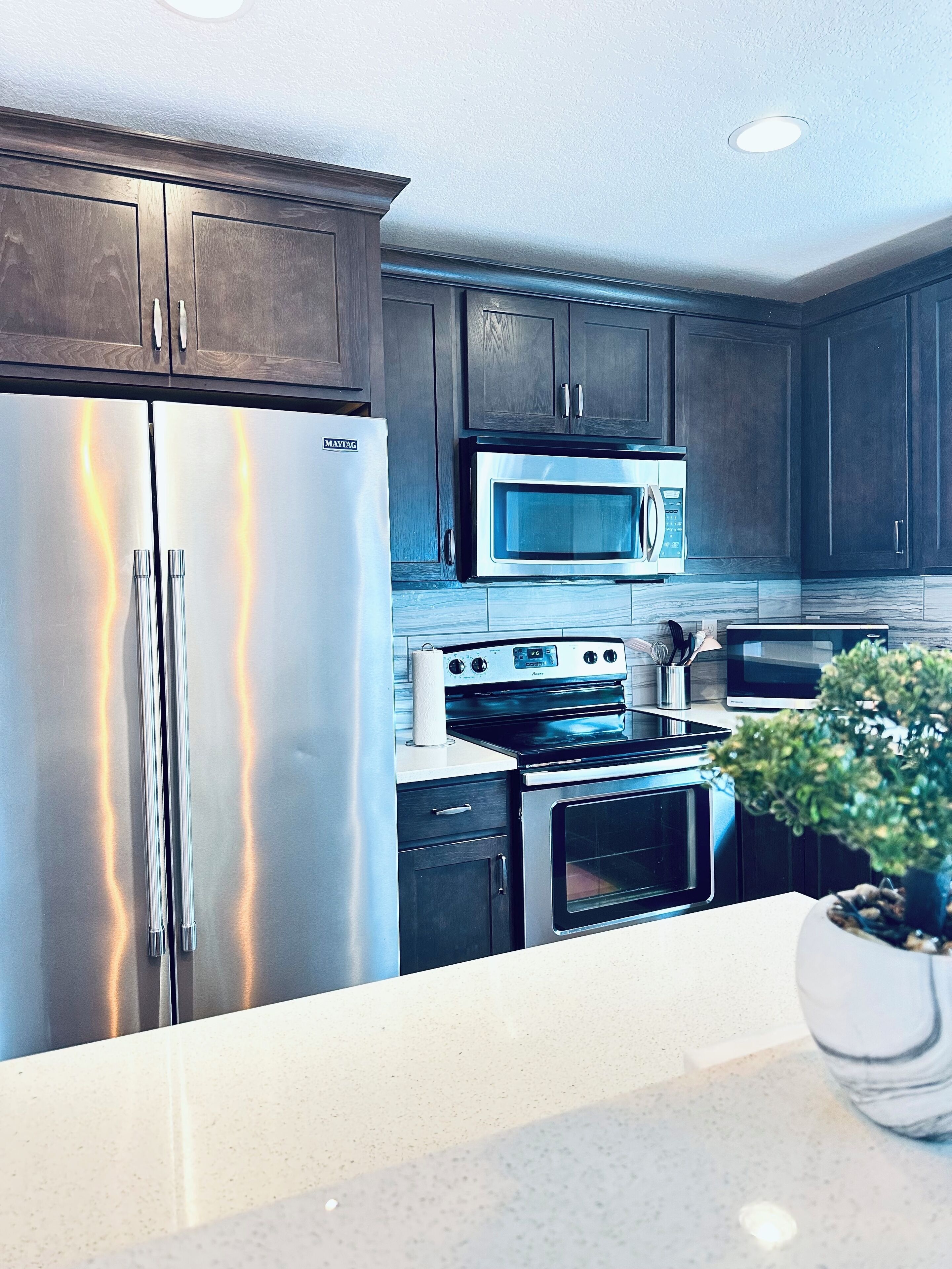 Kjøleskap, mikrobølgeovn, ovn og kokeplater