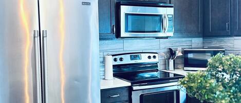 Kjøleskap, mikrobølgeovn, ovn og kokeplater