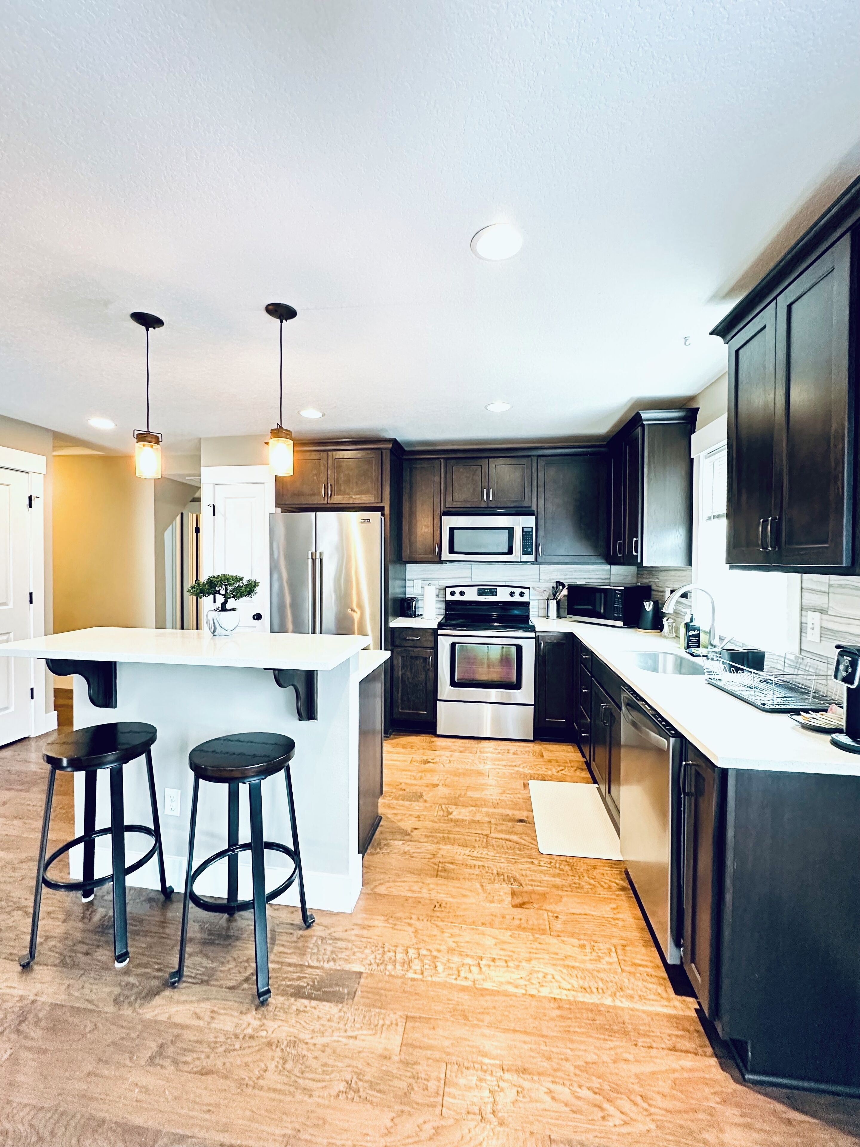 Réfrigérateur, micro-ondes, four, plaque de cuisson