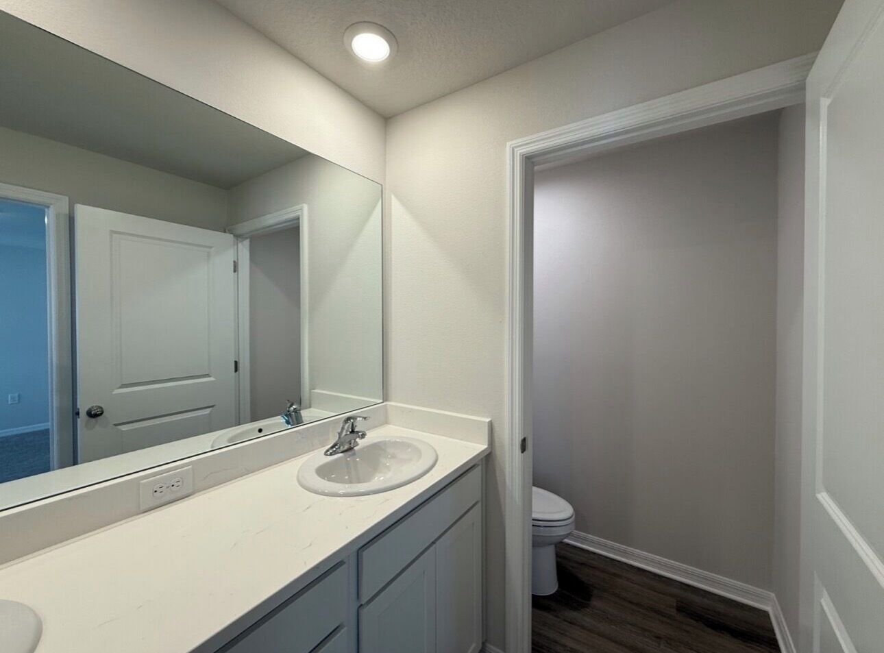 Secadora de cabello, toallas, jabón, papel de baño 