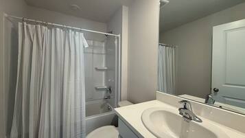 Secadora de cabello, toallas, jabón, papel de baño