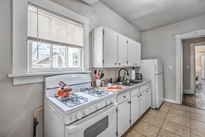 Fridge, microwave, oven, stovetop - Your Midtown Getaway • Central, Walkable & Calm (Memphis)