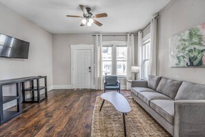 TV - Your Midtown Getaway • Central, Walkable & Calm (Memphis)