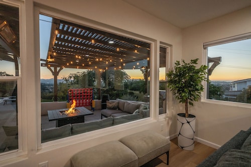 Perched on a Hillside: Amazing Views w/Pool & Spa!