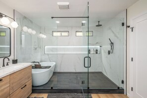 Douche, sĂšche-cheveux, serviettes fournies, savon