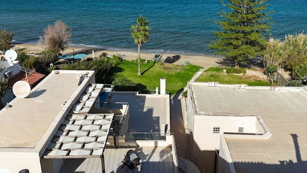 A rooftop terrace with a pool, overlooking a beach and the sea. - Kalives Sand - Beachfront apartment (Chania)