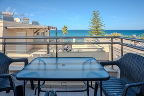 Outdoor dining - Kalives Sand - Beachfront apartment (Chania)
