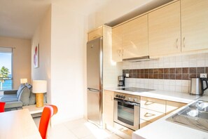 Jääkaappi, uuni, liesi, astianpesukone