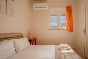 Työpöytä, silitysrauta/-lauta, Wi-Fi, vuodevaatteet