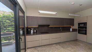 Refrigerador, microondas, horno, placa de cocina