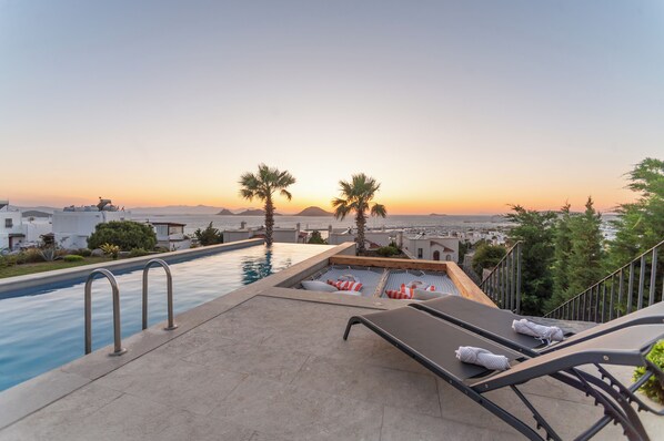 Vila, piscina particular, vista para a marina | Cortinas blackout, quartos à prova de som, ferros/tábuas de passar roupa