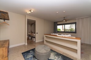 Tirai kedap cahaya, kedap suara, setrika/meja setrika, dan Wi-Fi gratis