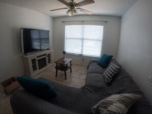Living area - Enjoyable 3-bedroom house with AC in peaceful San Antonio with pool in backyard (San Antonio)