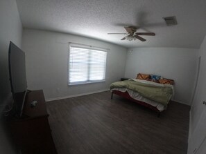Internet, bed sheets - Enjoyable 3-bedroom house with AC in peaceful San Antonio with pool in backyard (San Antonio)