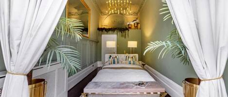 Bureau, fer et planche à repasser, lit de bébé portatif