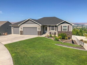 Exterior - Perfect 3-bedroom house with Gorgeous Views in Selah (Selah)