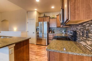 Microwave, oven, stovetop, dishwasher - Perfect 3-bedroom house with Gorgeous Views in Selah (Selah)