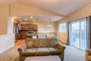 TV, fireplace - Perfect 3-bedroom house with Gorgeous Views in Selah (Selah)
