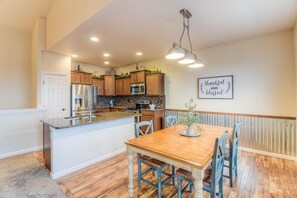 Dining - Perfect 3-bedroom house with Gorgeous Views in Selah (Selah)