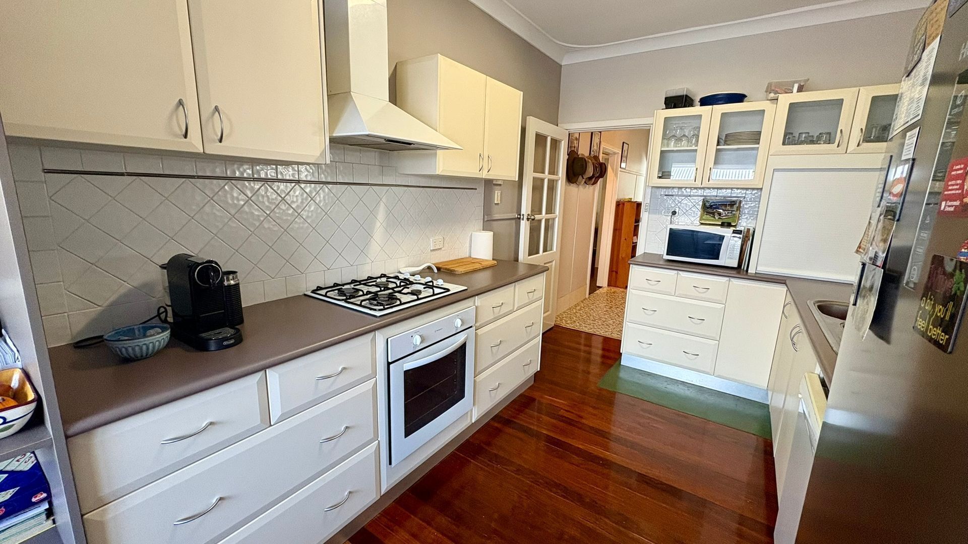 Geladeira, micro-ondas, fogão, cooktop