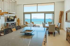 TV, caminetto, tavolo da calcetto, tavolo da ping pong