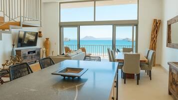 TV, caminetto, tavolo da calcetto, tavolo da ping pong