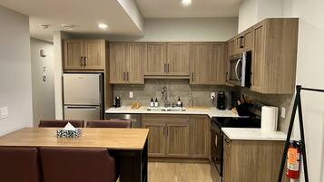 Microondas, horno, placa de cocina y lavavajillas