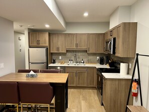 Microondas, horno, placa de cocina, lavavajillas