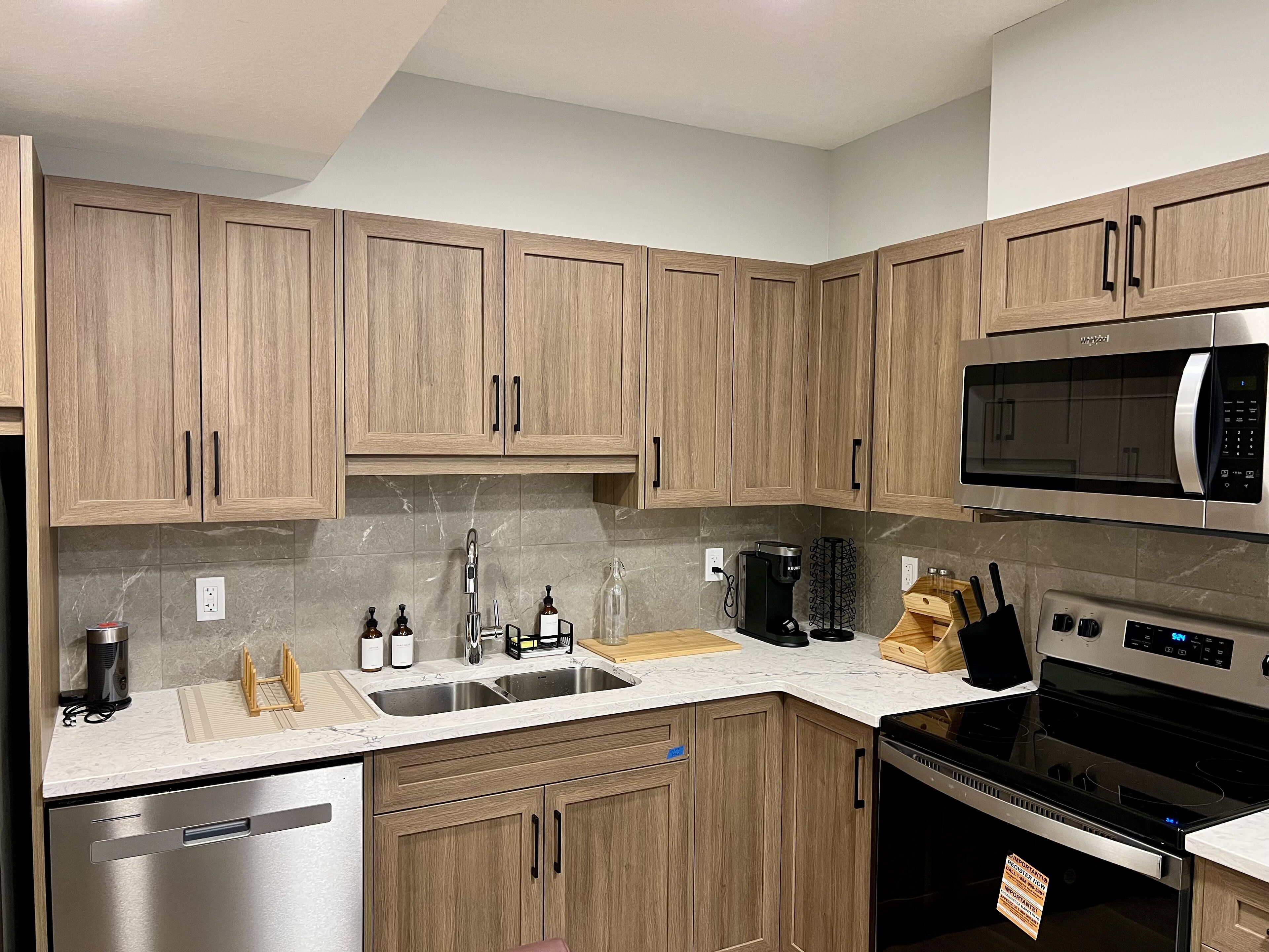 Een magnetron, een oven, een kookplaat, een vaatwasser