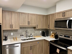 Microondas, horno, placa de cocina, lavavajillas