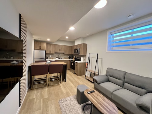 Atya’s Yellow Burrow – Cozy Guest Suite in Seton | Smart TV, Parking, Laundry