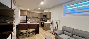 Atya’s Yellow Burrow – Cozy Guest Suite in Seton | Smart TV, Parking, Laundry