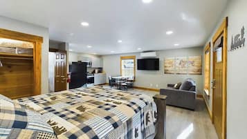 Een bureau, gratis wifi, beddengoed