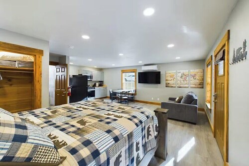 Modern Comfort Suite A - Heart of Downtown