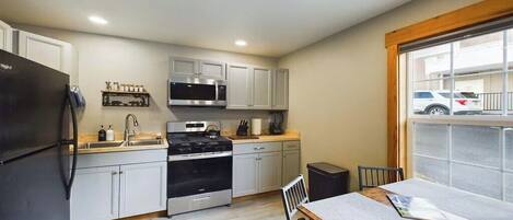 Kjøleskap, mikrobølgeovn, ovn og kokeplater