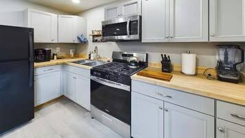 Een koelkast, een magnetron, een oven, een kookplaat