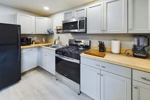 Een koelkast, een magnetron, een oven, een kookplaat