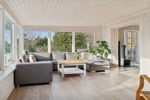 Una televisión de pantalla plana