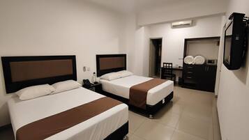 Twin Room | Peti besi dalam bilik, meja, ruang kerja komputer riba, Wi-fi percuma