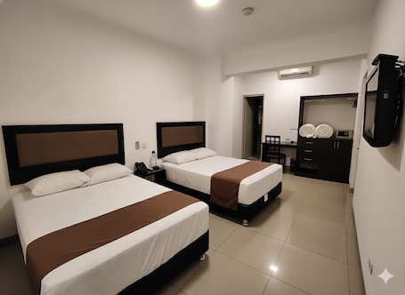 Caja de seguridad en la habitación y escritorio