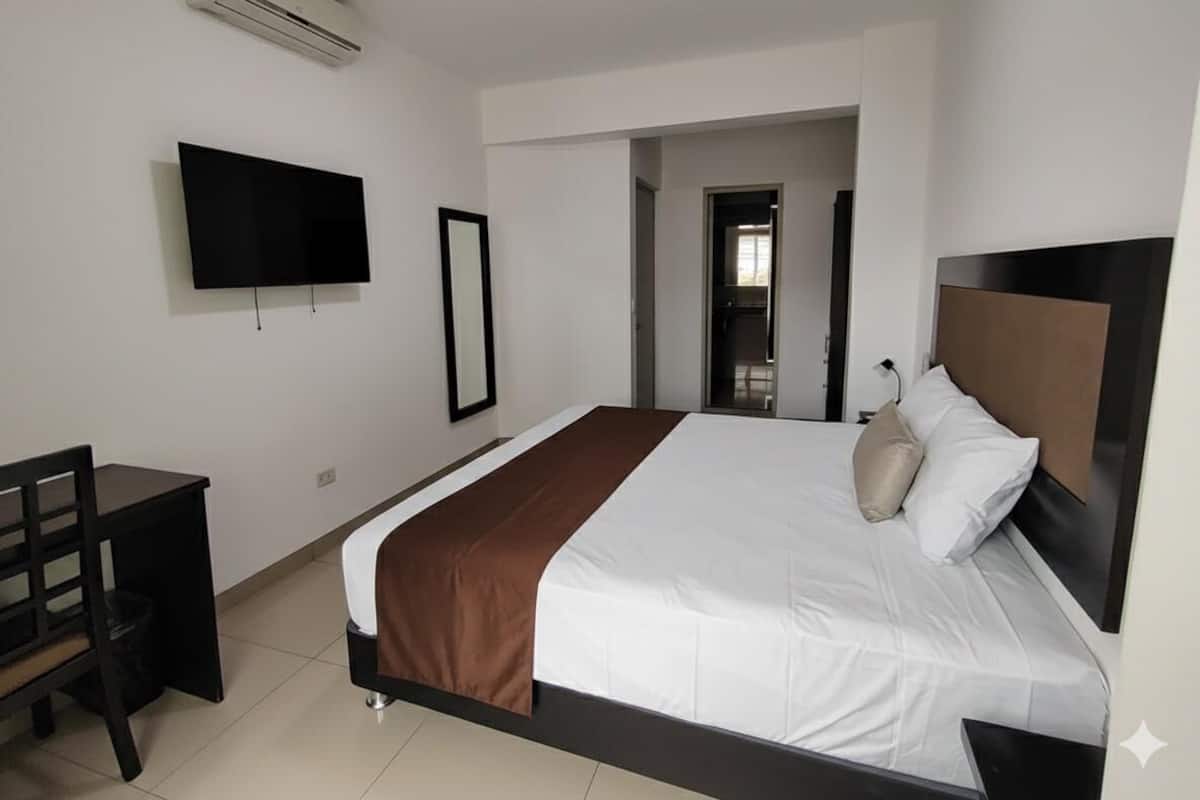 Quarto solteiro | Cofres nos quartos, escrivaninha, espaço de trabalho para notebook