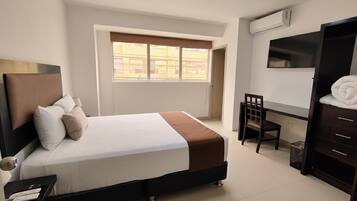 Habitación doble | Caja de seguridad en la habitación y escritorio