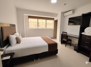 Habitación doble | Caja de seguridad en la habitación y escritorio 