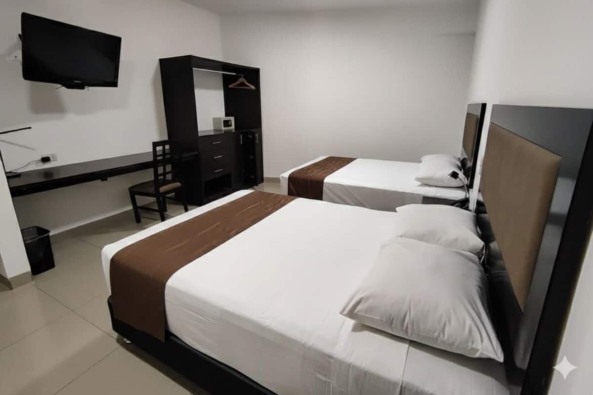 Quarto duplo | Cofres nos quartos, escrivaninha, espaço de trabalho para notebook