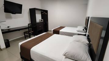 Quarto duplo | Cofres nos quartos, escrivaninha, espaço de trabalho para notebook