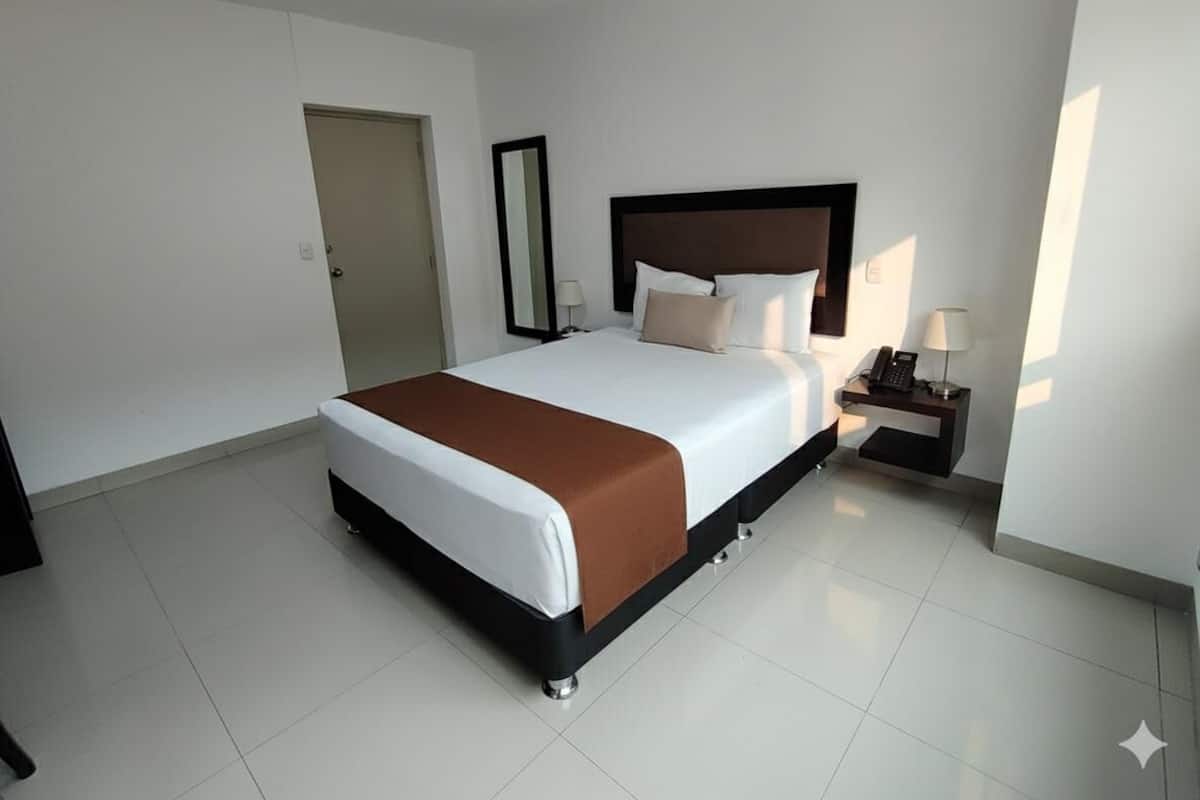 Quarto casal | Cofres nos quartos, escrivaninha, espaço de trabalho para notebook