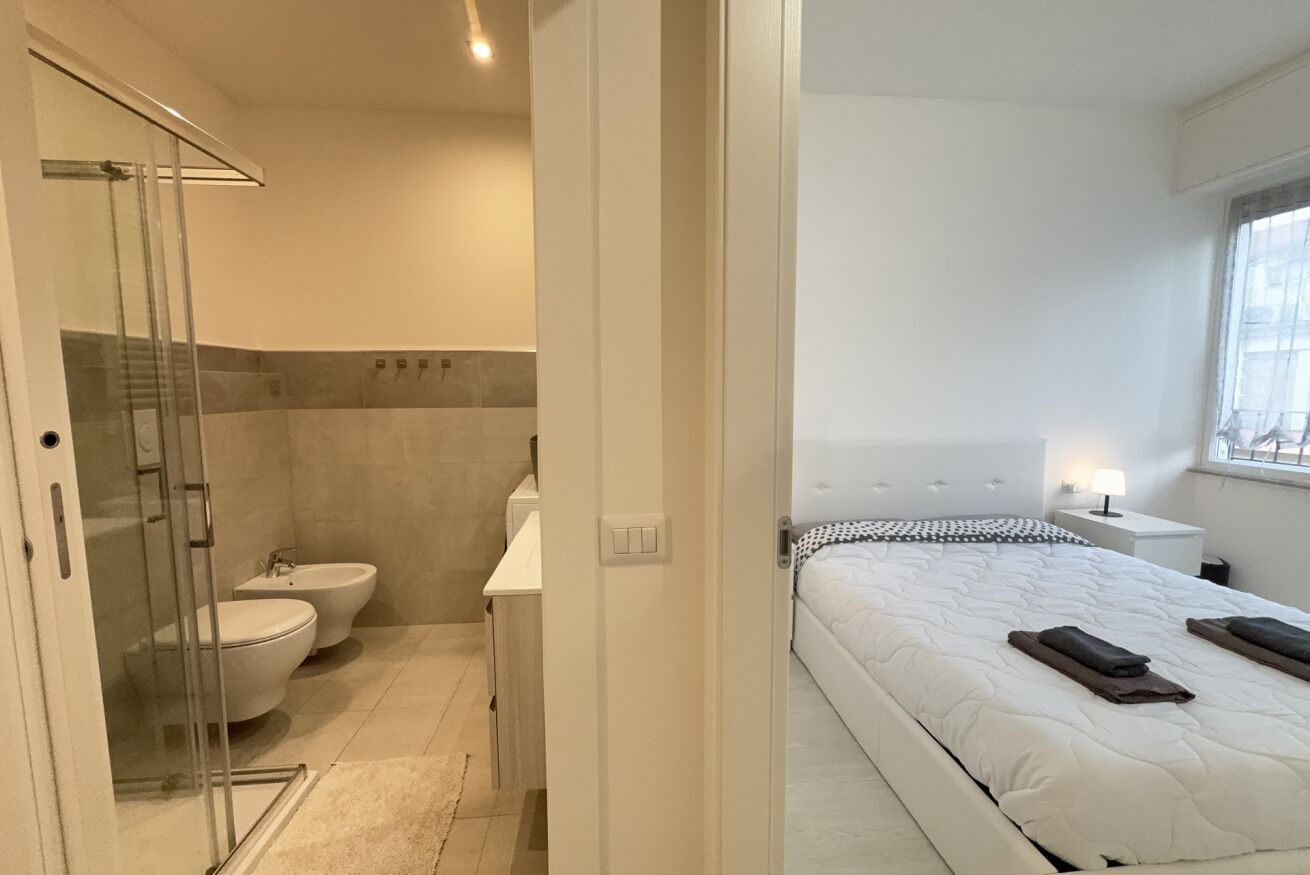 1 slaapkamer, een strijkplank/strijkijzer, reisbedje